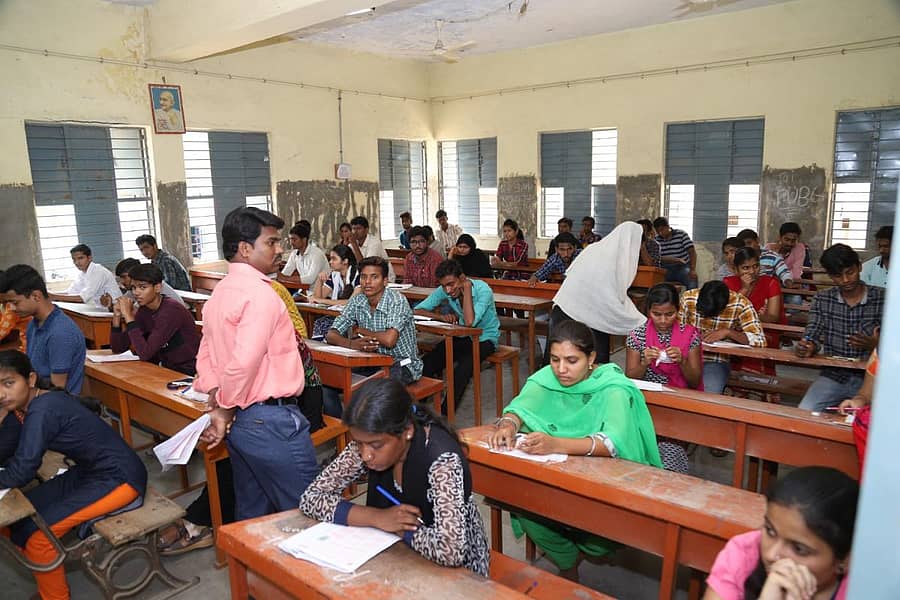 ರಾಯಚೂರಿನ ಸರ್ಕಾರಿ ಬಾಲಕರ ಪಿಯು ಕಾಲೇಜಿನಲ್ಲಿ ಸೋಮವಾರ ವಿದ್ಯಾರ್ಥಿಗಳು ಸಿಇಟಿ ಪರೀಕ್ಷೆ ಬರೆದರು