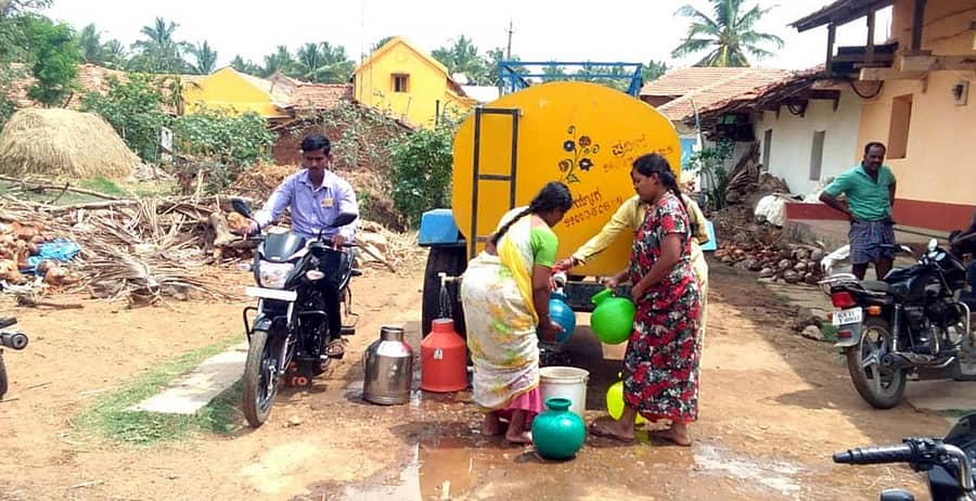 ಕಿಕ್ಕೇರಿ ಹೋಬಳಿಯ ಸಾಸಲು ಗ್ರಾಮದಲ್ಲಿ ಕುಡಿಯುವ ನೀರನ್ನು ಟ್ಯಾಂಕರ್ ಮೂಲಕ ಸರಬರಾಜು ಮಾಡುತ್ತಿರುವುದು