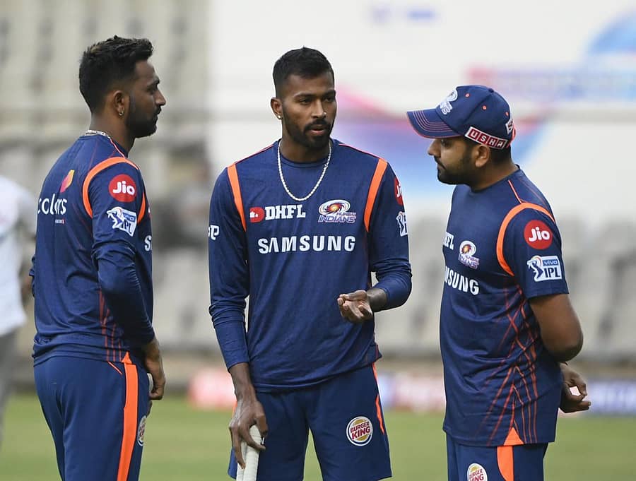 ಮುಂಬೈ ತಂಡದ ಕೃಣಾಲ್ ಪಾಂಡ್ಯ, ಹಾರ್ದಿಕ್ ಪಾಂಡ್ಯ ಮತ್ತು ರೋಹಿತ್ ಶರ್ಮಾ ಅವರು ಮಾತುಕತೆಯಲ್ಲಿ ತೊಡಗಿರುವುದು –ಪಿಟಿಐ ಚಿತ್ರ