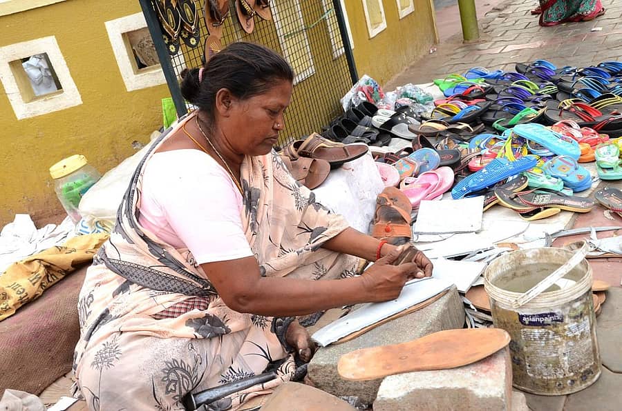 ಹಾವೇರಿಯ ಹೊಸಮನಿ ಸಿದ್ದಪ್ಪ ವೃತ್ತದ ರಸ್ತೆ ಬದಿಯಲ್ಲಿ ಚಮ್ಮಾರಿಕೆ ಮಾಡುತ್ತಿರುವ ರಾಣಿ ಮಚಗಾರ