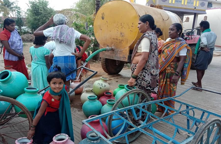 ಬ್ಯಾಡಗಿ ತಾಲ್ಲೂಕಿನ ಕೊಲ್ಲಾಪುರ ಗ್ರಾಮದಲ್ಲಿ ರೈತರ ಸಹಾಯವಾಣಿ ಮೂಲಕ ಕಳುಹಿಸಿದ ಟ್ಯಾಂಕರ್ ನೀರನ್ನು ಸಂಗ್ರಹಿಸುತ್ತಿರುವುದು