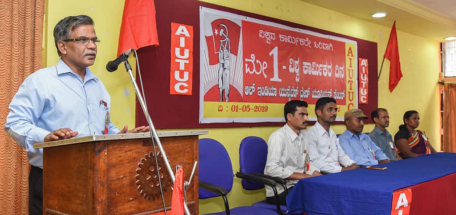 ದಾವಣಗೆರೆ ಬಾಲಭವನದಲ್ಲಿ ಬುಧವಾರ ನಡೆದ ಕಾರ್ಮಿಕ ದಿನಾಚರಣೆಯಲ್ಲಿ ಎಸ್‍ಯುಸಿಐ (ಕಮ್ಯುನಿಸ್ಟ್‌) ರಾಜ್ಯ ಸಮಿತಿ ಸದಸ್ಯ ಟಿ.ಎಸ್‌. ಸುನೀತ್ ಕುಮಾರ್ ತಿಳಿಸಿದರು.