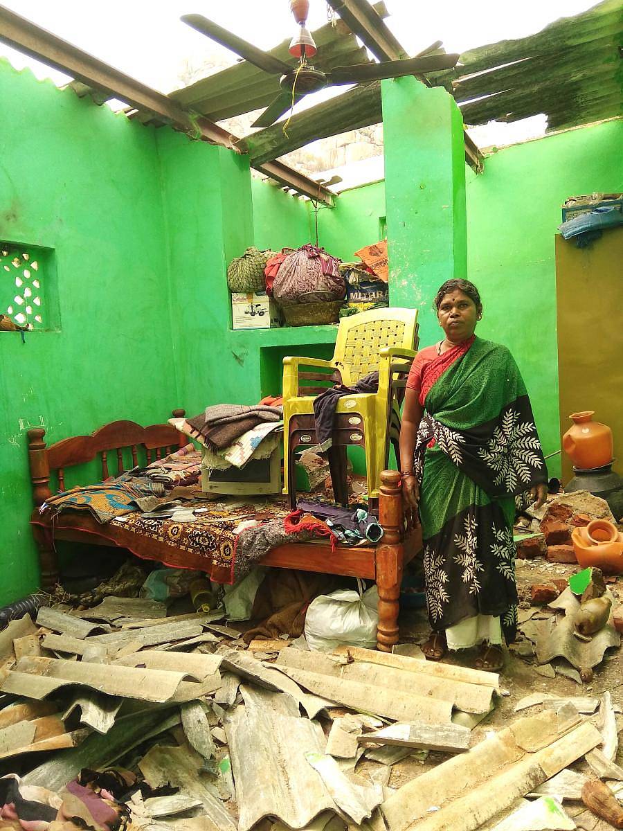 ಇಂದ್ರಬೆಟ್ಟ ಗ್ರಾಮದಲ್ಲಿ ಸಿಡಿಲು ಬಡಿದು ದುರ್ಗಪ್ಪನ ಮನೆ ಜಖಂಗೊಂಡಿದೆ