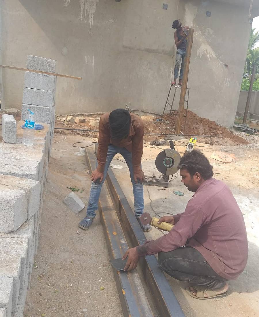 ಕಟ್ಟಡ ನಿರ್ಮಾಣ ಕಾರ್ಯದಲ್ಲಿ ನಿರತರಾದ ಕಾರ್ಮಿಕರು