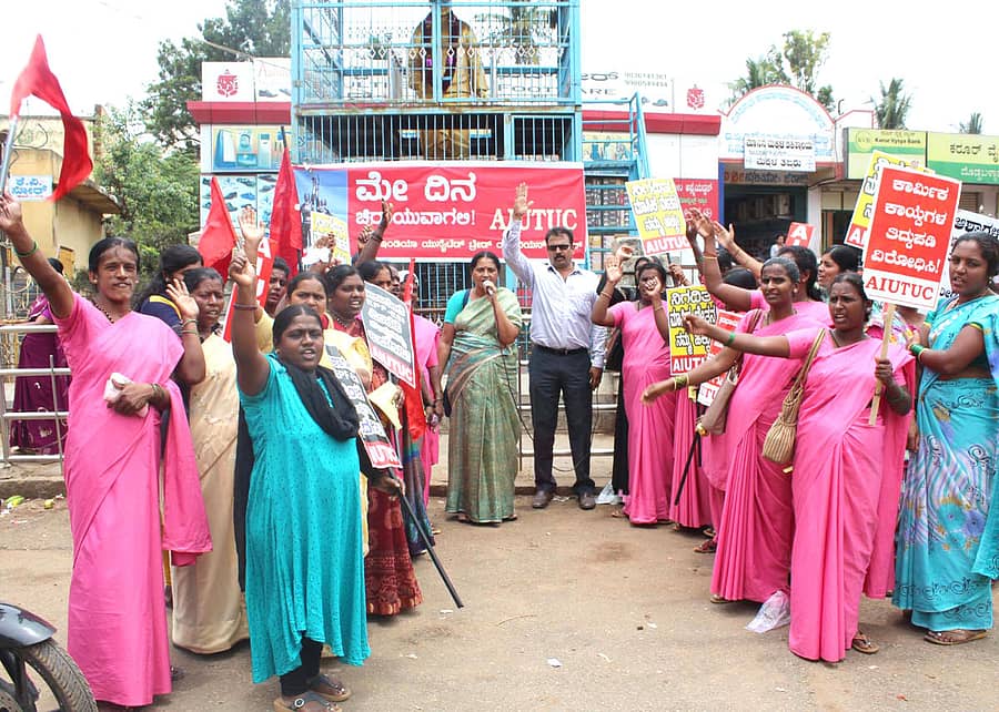 ಎಐಯುಟಿಯುಸಿ ಸಂಘಟನೆ ಜಿಲ್ಲಾ ಉಪಾಧ್ಯಕ್ಷೆ ಟಿ.ಸಿ.ರಮಾ ಮಾತನಾಡಿದರು