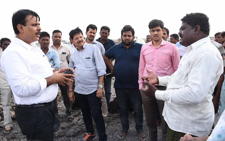 ರಾಯಚೂರು ತಾಲ್ಲೂಕಿನ ಕಟ್ಲಟಕೂರ್ ಕೆರೆಯಲ್ಲಿ ಪ್ರಗತಿಯಲ್ಲಿರುವ ಹೂಳೆತ್ತುವ ಕಾಮಗಾರಿಯನ್ನು ಜಿಲ್ಲಾಧಿಕಾರಿ ಶರತ್‌ ಬಿ. ಬುಧವಾರ ಪರಿಶೀಲಿಸಿದರು