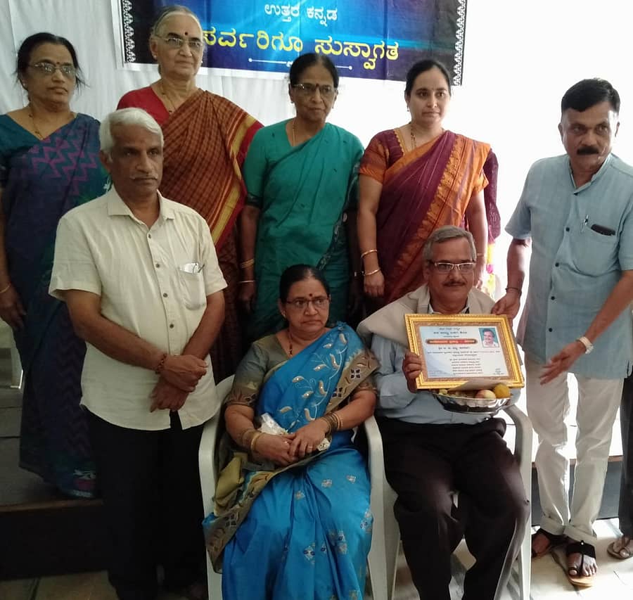 ಶಿರಸಿಯ ಕವಿಕಾವ್ಯ ಬಳಗದ ವಾರ್ಷಿಕೋತ್ಸವದಲ್ಲಿ ಟಿ.ಜಿ.ಭಟ್ಟ ಹಾಸಣಗಿ ದಂಪತಿಗೆ ಉಪಾಯನ ಪ್ರಶಸ್ತಿ ನೀಡಿ ಗೌರವಿಸಲಾಯಿತು