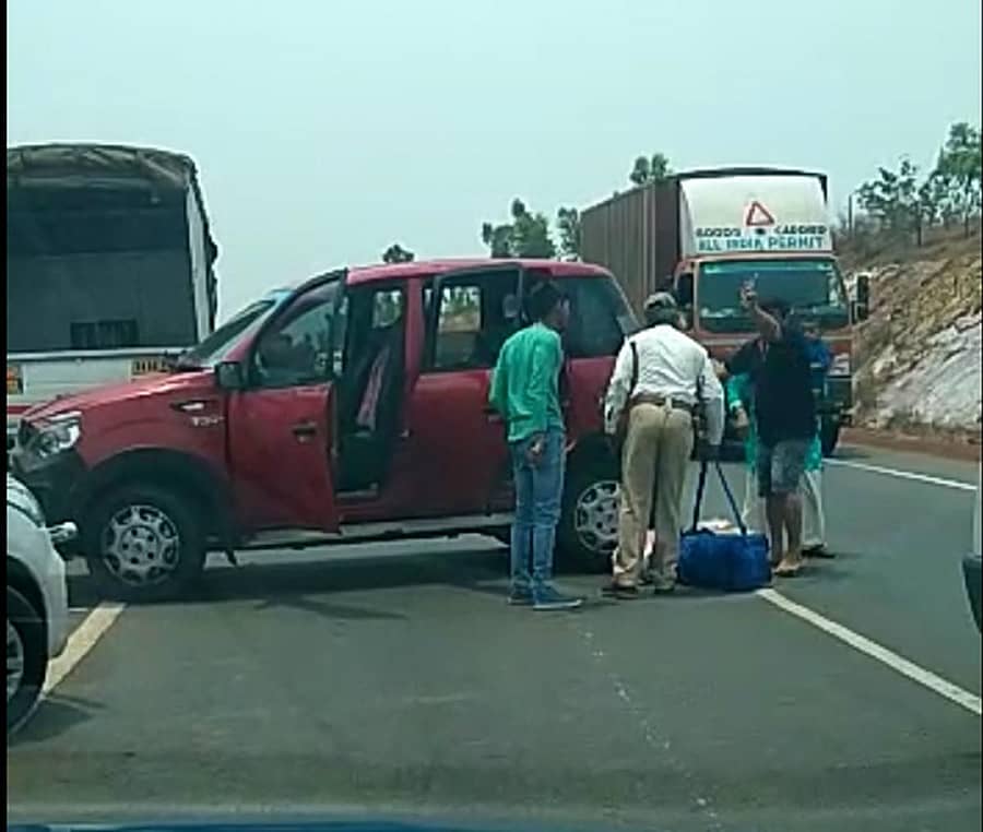 ನಡುರಸ್ತೆಯಲ್ಲೇ ಕಾರನ್ನು ನಿಲ್ಲಿಸಿ ಲಗೇಜ್ ತಪಾಸಣೆ ಮಾಡುತ್ತಿರುವ ಪೊಲೀಸ್ ಸಿಬ್ಬಂದಿ