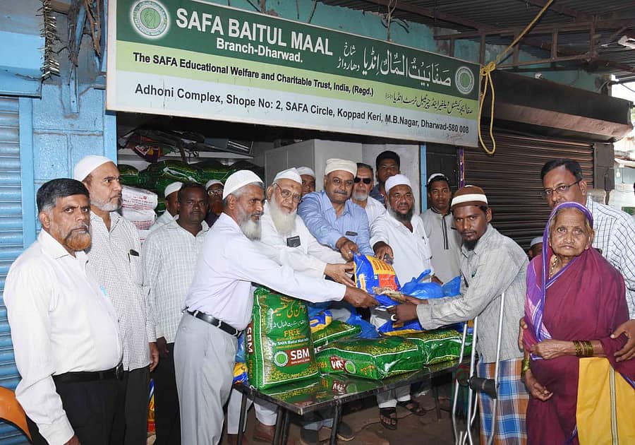 ಧಾರವಾಡದ ಕೊಪ್ಪದಕೇರಿಯಲ್ಲಿರುವ ಸಫಾ ಬೈತುಲ್ ಮಾಲ್ ಕಚೇರಿಯಲ್ಲಿ ರಮ್ಜಾನ್ ಉಪವಾಸದ ಪ್ರಯುಕ್ತ ಬಡವರಿಗೆ ಉಚಿತವಾಗಿ ಆಹಾರಧಾನ್ಯಗಳನ್ನು ಬುಧವಾರ ವಿತರಿಸಲಾಯಿತು