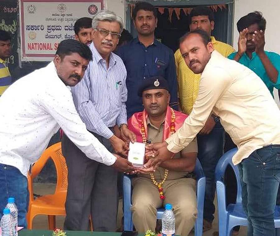 ಕೋಲಾರ ತಾಲ್ಲೂಕಿನ ಹೊಲೆರಹಳ್ಳಿಯಲ್ಲಿ ಬುಧವಾರ ನಡೆದ ಎನ್ಎಸ್ಎಸ್ ವಾರ್ಷಿಕ ಶಿಬಿರದ ಸಮಾರೋಪ ಸಮಾರಂಭದಲ್ಲಿ ವೇಮಗಲ್ ಎಸ್ಐ ಕೇಶವಮೂರ್ತಿ ಅವರನ್ನು ಸನ್ಮಾನಿಸಲಾಯಿತು.