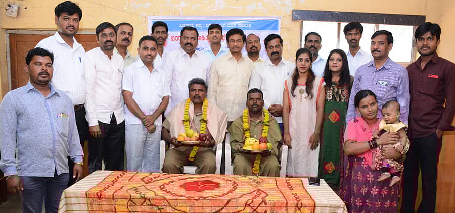 ಬೆಳಗಾವಿಯಲ್ಲಿ ಬುಧವಾರ ನಡೆದ ಕಾರ್ಮಿಕರ ದಿನಾಚರಣೆ ಕಾರ್ಯಕ್ರಮದಲ್ಲಿ ಪೌರಕಾರ್ಮಿಕರಾದ ಗೋಪಾಲ ಹೂವನ್ನವರ ಮತ್ತು ಪರುಶರಾಮ ಹೂವನ್ನವರ ಅವರನ್ನು ಗೌರವಿಸಲಾಯಿತು