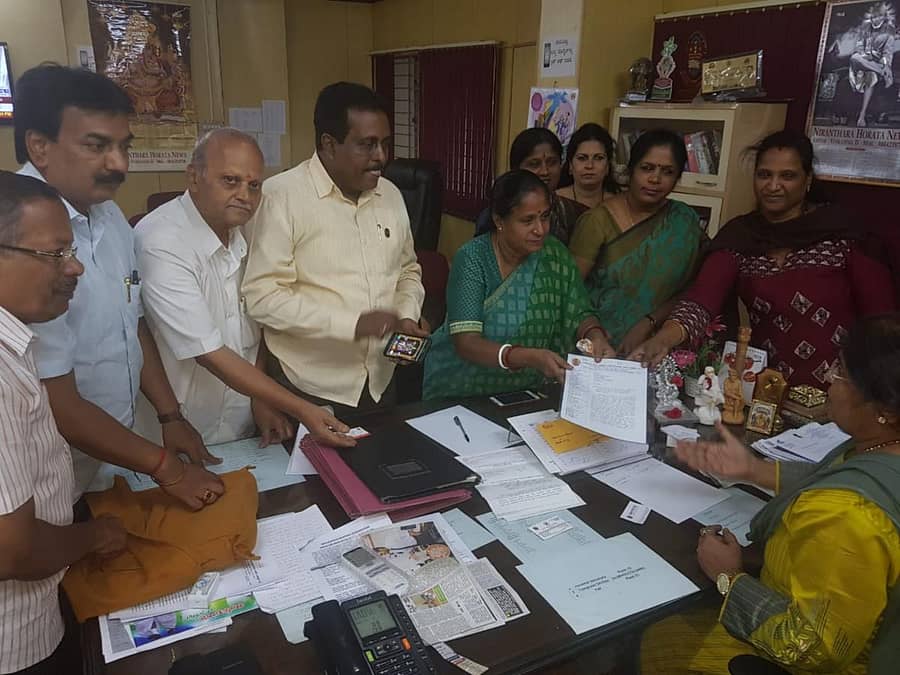 ಬೆಂಗಳೂರಿನಲ್ಲಿ ಕರ್ನಾಟಕ ರಾಜ್ಯ ವಿಶ್ವಕರ್ಮ ಸಮುದಾಯಗಳ ಮಹಾ ಒಕ್ಕೂಟದ ಪದಾಧಿಕಾರಿಗಳು ಕರ್ನಾಟಕ ರಾಜ್ಯ ಮಹಿಳಾ ಆಯೋಗದ ಅಧ್ಯಕ್ಷೆ ನಾಗಲಕ್ಷ್ಮೀ ಅವರಿಗೆ ಬುಧವಾರ ಮನವಿ ಸಲ್ಲಿಸಿದರು