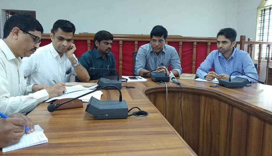 ಕಾರವಾರದಲ್ಲಿ ಗುರುವಾರ ಹಮ್ಮಿಕೊಂಡ ಸುದ್ದಿಗೋಷ್ಠಿಯಲ್ಲಿ ಜಿಲ್ಲಾಧಿಕಾರಿ ಡಾ.ಕೆ.ಹರೀಶಕುಮಾರ್ ಮಾತನಾಡಿದರು. ಜಿ.ಪಂ. ಸಿಇಒ ಮೊಹಮ್ಮದ್ ರೋಶನ್ ಚಿತ್ರದಲ್ಲಿದ್ದಾರೆ.