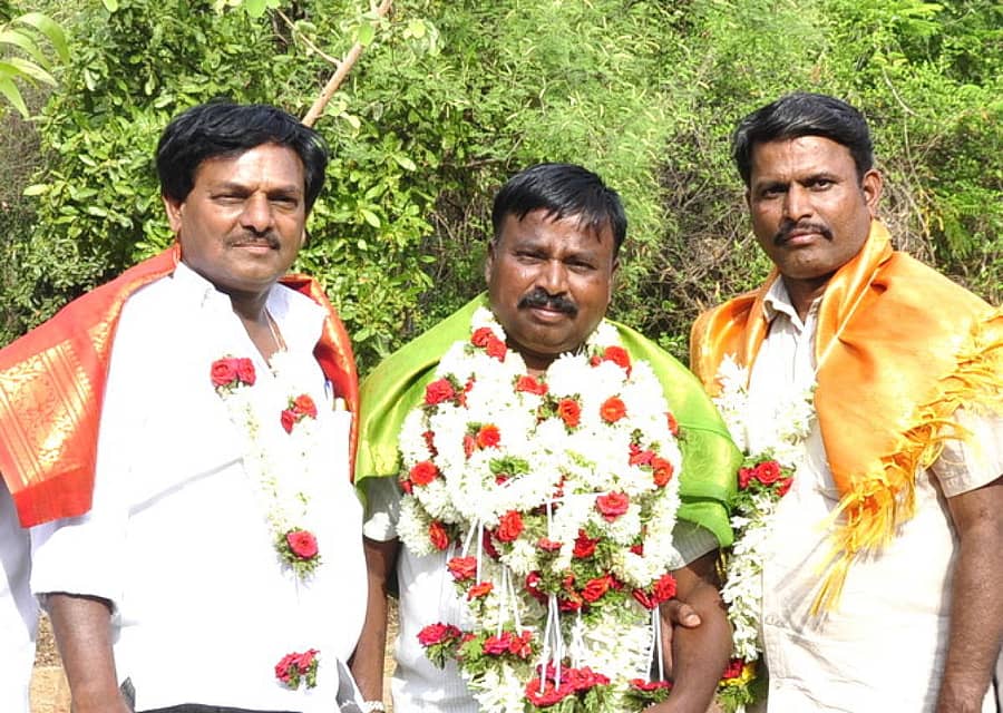 ಪತ್ರಕರ್ತರ ಸಂಘದ ನೂತನ ಅಧ್ಯಕ್ಷರಾಗಿ ನೇಮಕಗೊಂಡ ಹುಡೇಂ ಕೃಷ್ಣಮೂರ್ತಿ (ಮಧ್ಯದಲ್ಲಿರುವವರು), ಗೌರವ ಅಧ್ಯಕ್ಷ ಟೈಗರ್ ಪಂಪಣ್ಣ (ಬಲಬದಿ) ಹಾಗೂ ಪ್ರಧಾನ ಕಾರ್ಯದರ್ಶಿ ಪ್ರಕಾಶ ಕಾಕುಬಾಳು