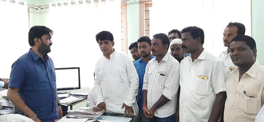 ಗ್ರಾಮಸ್ಥರು ಜೆ.ಡಿ.ಎಸ್. ಮುಖಂಡ ದೀಪಕ್ ಕುಮಾರ್ ಸಿಂಗ್ ನೇತೃತ್ವದಲ್ಲಿ ನಗರಸಭೆ ಪೌರಾಯುಕ್ತ ವಿ. ರಮೇಶ್ ಅವರಿಗೆ ಮನವಿ ಪತ್ರ ಸಲ್ಲಿಸಿದರು