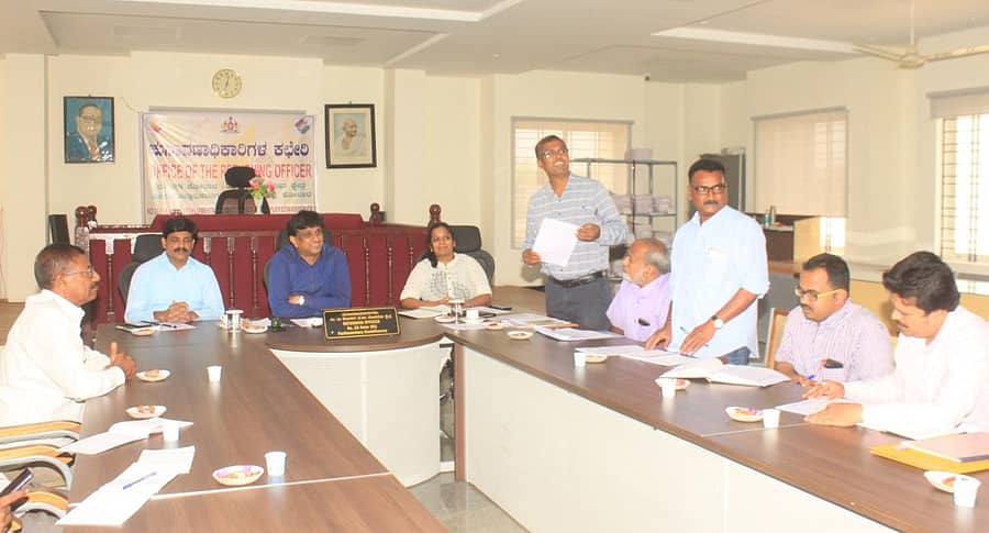 ಬೆಳೆ ವಿಮೆ ಯೋಜನೆ ಸಂಬಂಧ ಜಿಲ್ಲಾಧಿಕಾರಿ ಜೆ.ಮಂಜುನಾಥ್ ಕೋಲಾರದಲ್ಲಿ ಗುರುವಾರ ತೋಟಗಾರಿಕೆ ಇಲಾಖೆ ಹಾಗೂ ವಿಮಾ ಕಂಪನಿ ಅಧಿಕಾರಿಗಳ ಸಭೆ ನಡೆಸಿದರು.