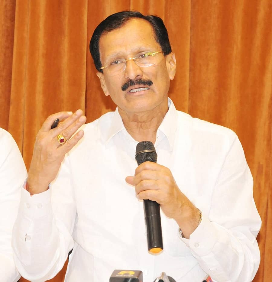 ಧರ್ಮಸ್ಥಳದಲ್ಲಿ ಗುರುವಾರ ಸಂಸದ ಮುದ್ದುಹನುಮೇಗೌಡ ಪತ್ರಿಕಾಗೋಷ್ಠಿಯಲ್ಲಿ ಮಾತನಾಡಿದರು