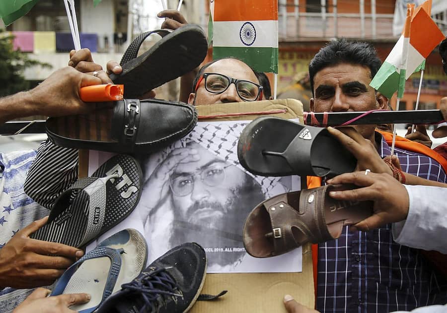 ಶಿವಸೇನಾ ಕಾರ್ಯಕರ್ತರು ಮಸೂದ್ ನಿರ್ಬಂಧದ ಬಳಿಕ ಆತನ ಚಿತ್ರಕ್ಕೆ ಜಮ್ಮುವಿನಲ್ಲಿ ಚಪ್ಪಲಿಯಲ್ಲಿ ಹೊಡೆದರು ಪಿಟಿಐ ಚಿತ್ರ