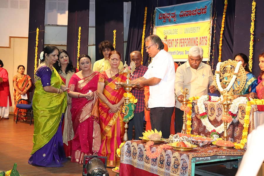 ಕಾರ್ಯಕ್ರಮವನ್ನು ಕೆ.ಆರ್.ವೇಣುಗೋಪಾಲ್ ಅವರು ಉದ್ಘಾಟಿಸಿದರು. ಎಸ್.ಎನ್.ಸುಶೀಲಾ, ನಿರುಪಮಾ ರಾಜೇಂದ್ರ, ವಿಜಯ ಮಾರ್ತಾಂಡ, ಉಷಾ ದಾತಾರ್, ಪ್ರೊ.ಸುಧೀಂದ್ರ ಶರ್ಮಾ, ಪ್ರೊ.ಕೆ.ರಾಮಕೃಷ್ಣಯ್ಯ ಇದ್ದರು.