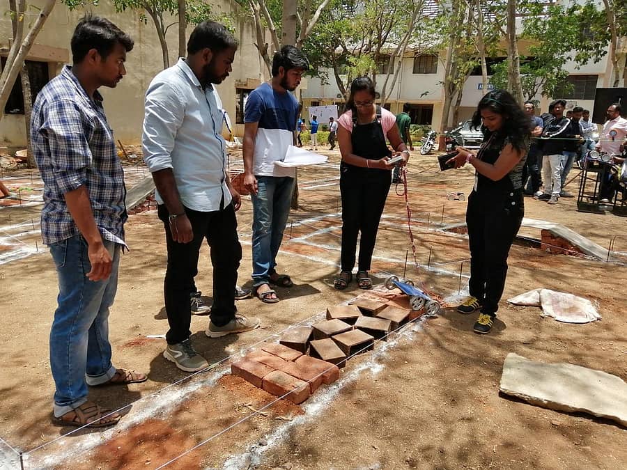 ಹುಲಕೋಟಿ ರೂರಲ್ ಎಂಜಿನಿಯರಿಂಗ್ ಕಾಲೇಜಿನಲ್ಲಿ ನಡೆದ `ಆರ್ಇಸಿ-ಉತ್ಸವ'ದಲ್ಲಿ ಎಂಜಿನಿಯರಿಂಗ್ ವಿದ್ಯಾರ್ಥಿಗಳು ವಿದ್ಯುತ್ ಚಾಲಿತ ಪುಟ್ಟ ವಾಹನದ ಮಾದರಿಯನ್ನು ಪ್ರದರ್ಶಿಸಿದರು