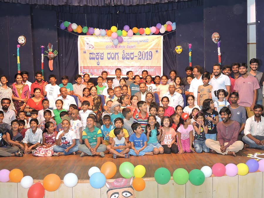 ರಂಗಶಿಬಿರದಲ್ಲಿ ಪಾಲ್ಗೊಂಡಿರುವ ಚಿಣ್ಣರ ಜತೆ ಕುಲಪತಿ ಕೆ.ಆರ್.ವೇಣುಗೋಪಾಲ್ ಹಾಗೂ ಕುಲಸಚಿವ ಬಿ.ಕೆ.ರವಿ.