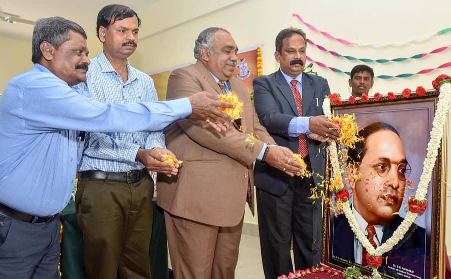 ಕಾರ್ಯಕ್ರಮದಲ್ಲಿ ಅಂಬೇಡ್ಕರ್‌ ಅವರ ಭಾವಚಿತ್ರಕ್ಕೆ ಪುಷ್ಪಾರ್ಚನೆ ಮಾಡಲಾಯಿತು. (ಎಡದಿಂದ) ಜನಾರ್ಧನ್, ಅಂಶಿ ಪ್ರಸನ್ನಕುಮಾರ್, ಪ್ರೊ.ಜಿ.ಹೇಮಂತ್‌ ಕುಮಾರ್, ಪ್ರೊ.ಸಿ.ಬಸವರಾಜು ಇದ್ದಾರೆ