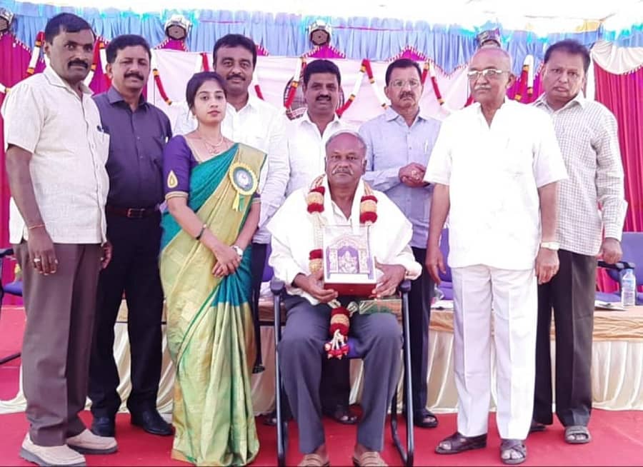 ಜ್ಞಾನ ವಿಕಾಸ್ ಇನ್‌ಸ್ಟಿಟ್ಯೂಟ್‌ ಆಫ್‌ ಮ್ಯಾನೇಜ್‌ಮೆಂಟ್‌ ಸ್ಟಡೀಸ್‌ ಅಂಡ್‌ ಕಾಮರ್ಸ್ ಕಾಲೇಜಿನಲ್ಲಿ ಶುಕ್ರವಾರ ನಡೆದ ವಾರ್ಷಿಕೋತ್ಸವ ಸಮಾರಂಭದಲ್ಲಿ ಜಾನಪದ ವಿದ್ವಾಂಸ ಡಾ. ಚಕ್ಕೆರೆ ಶಿವಶಂಕರ್ ಅವರನ್ನು ಸನ್ಮಾನಿಸಲಾಯಿತು