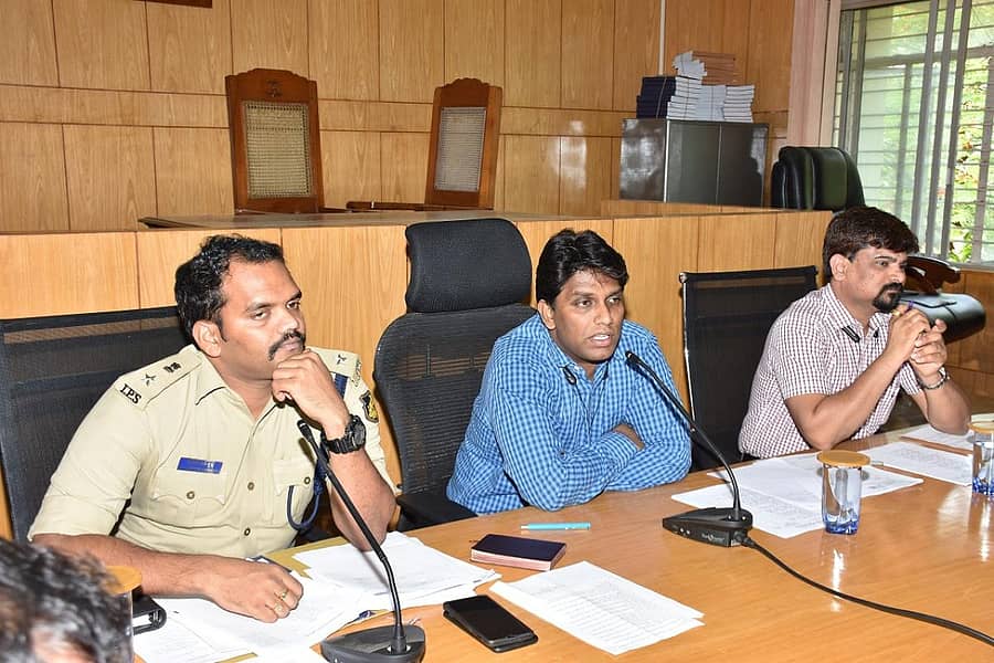 ಸಭೆಯಲ್ಲಿ ಜಿಲ್ಲಾಧಿಕಾರಿ ಡಾ.ಕೆ.ರಾಕೇಶ್ಕುಮಾರ್ ಮಾತನಾಡಿದರು. ಎಸ್ಪಿ ಡಾ.ಕೆ.ವಂಶಿಕೃಷ್ಣ, ಹೆಚ್ಚುವರಿ ಜಿಲ್ಲಾಧಿಕಾರಿ ಕೆ.ಚನ್ನಬಸಪ್ಪ ಇದ್ದರು