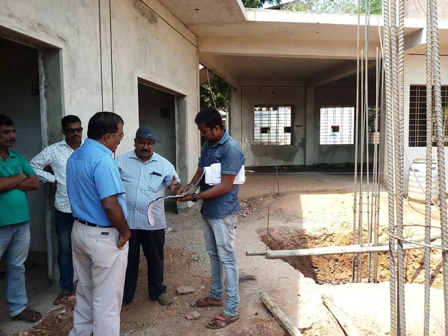 ಅಂಕೋಲಾ ಬಸ್ ನಿಲ್ದಾಣದ ಕಾಮಗಾರಿಯ ಬಗ್ಗೆ ಅಧಿಕಾರಿಗಳು ಗುತ್ತಿಗೆದಾರರಿಂದ ಶುಕ್ರವಾರ ಮಾಹಿತಿ ಪಡೆದುಕೊಂಡರು.