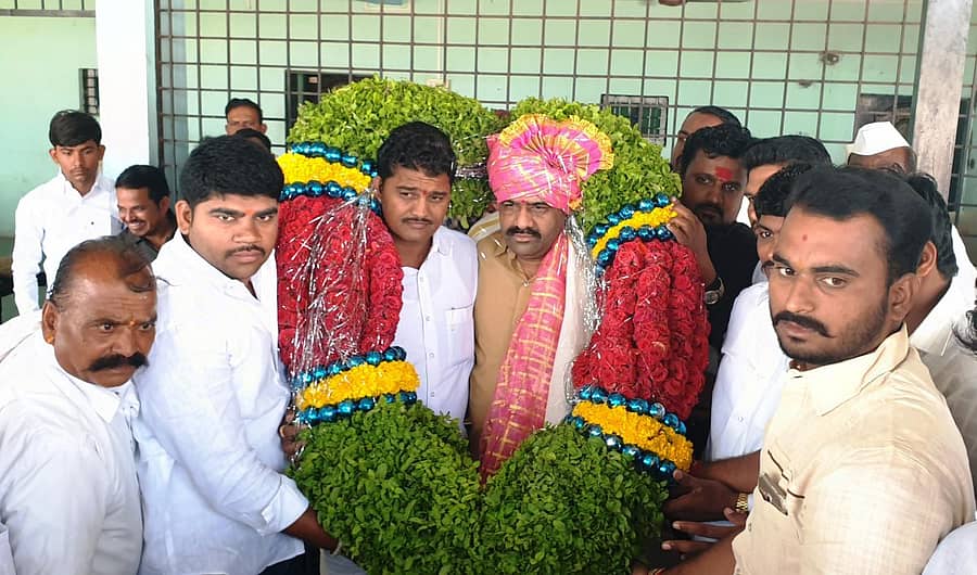 ಭೀಮಾ ತೀರದ ರೌಡಿ ಶೀಟರ್ ಚಡಚಣ ಸಹೋದರರ ಹತ್ಯೆ ಪ್ರಕರಣದ ಪ್ರಮುಖ ಆರೋಪಿ, ಕಾಂಗ್ರೆಸ್ ಮುಖಂಡ ಮಹಾದೇವ ಭೈರಗೊಂಡ ಜಾಮೀನಿನ ಮೇಲೆ ಜೈಲಿನಿಂದ ಬಿಡುಗಡೆಗೊಂಡಿದ್ದು, ಶುಕ್ರವಾರ ಕೆರೂರ ಗ್ರಾಮದಲ್ಲಿ ಅಭಿಮಾನಿಗಳು, ಬೆಂಬಲಿಗರು ಸನ್ಮಾನಿಸಿದರು