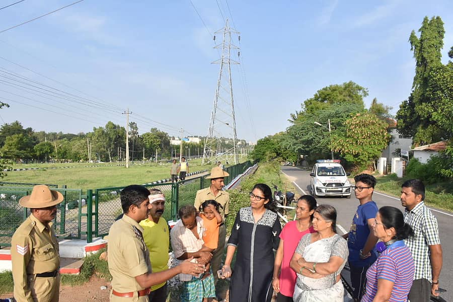 ಸರಗಳನ್ನು ರಕ್ಷಿಸಿಕೊಳ್ಳುವ ಕುರಿತು ಮಹಿಳೆಯರಿಗೆ ಪೊಲೀಸರು ಮಾಹಿತಿ ನೀಡುತ್ತಿರುವ ದೃಶ್ಯ ಶುಕ್ರವಾರ ಕಂಡು ಬಂತು