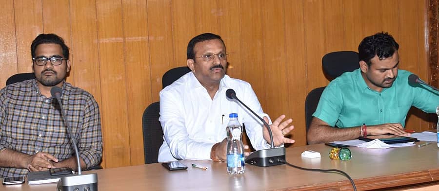 ಬೀದರ್‌ನ ಜಿಲ್ಲಾಧಿಕಾರಿ ಕಚೇರಿಯಲ್ಲಿ ಶುಕ್ರವಾರ ನಡೆದ ಅಧಿಕಾರಿಗಳ ತರಬೇತಿ ಕಾರ್ಯಕ್ರಮದಲ್ಲಿ ಜಿಲ್ಲಾಧಿಕಾರಿ ಡಾ. ಎಚ್‌.ಆರ್‌. ಮಹಾದೇವ ಮಾತನಾಡಿದರು. ಹೆಚ್ಚುವರಿ ಜಿಲ್ಲಾಧಿಕಾರಿ ರುದ್ರೇಶ ಗಾಳಿ, ಉಪ ವಿಭಾಗಾಧಿಕಾರಿ ಶಂಕರ ವಣಕ್ಯಾಳ ಇದ್ದರು