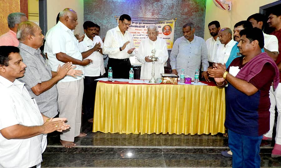 ವಿಜಯಪುರದ ವಿ.ಎಸ್.ಆರ್. ಕನ್ವೆನ್ಷನ್ ಹಾಲ್ನಲ್ಲಿ ಆಯೋಜಿಸಿದ್ದ ಶಿವಕುಮಾರಸ್ವಾಮಿ ನಗರ ಲೋಕಾರ್ಪಣೆ ಕಾರ್ಯಕ್ರಮವನ್ನು ಅಖಿಲ ಭಾರತ ವೀರಶೈವ ಮಹಾಸಭಾದ ಅಧ್ಯಕ್ಷ ಎಸ್. ತಿಪ್ಪಣ್ಣ ಉದ್ಘಾಟನೆ ಮಾಡಿದರು