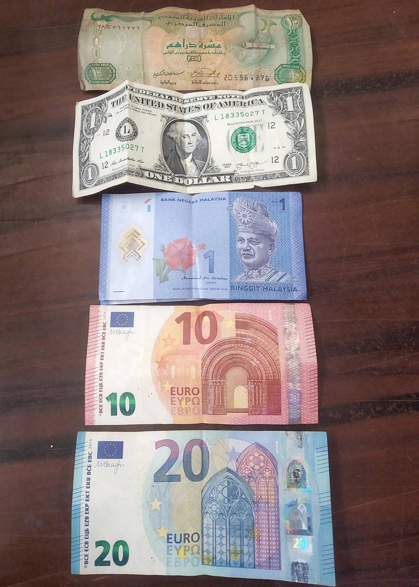 ಹುಂಡಿಯಲ್ಲಿ ದೊರೆತಿರುವ ವಿದೇಶಿ ನೋಟುಗಳು