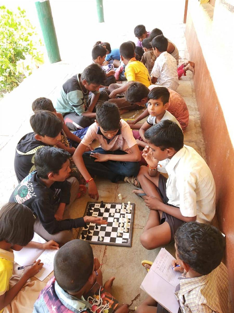 ಚದುರಂಗದಲ್ಲಿ ತಲ್ಲೀನರಾದ ಚಿಣ್ಣರು