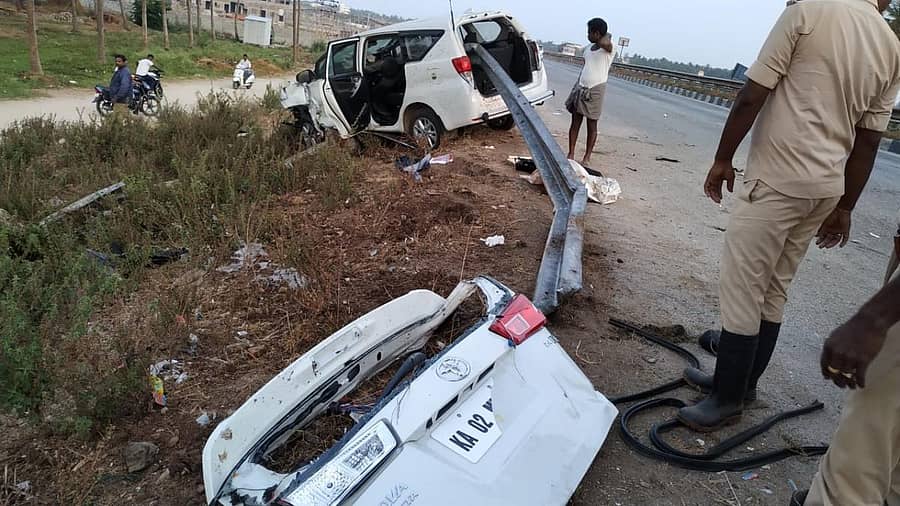 ದಾವಣೆಗೆರೆ ಸಮೀಪದ ಹೊಸ ಕುಂದವಾಡದಲ್ಲಿ ಶಾಮನೂರು–ಹರಿಹರ ಬೈಪಾಸ್ ರಸ್ತೆಯಲ್ಲಿ ಅಪಘಾತವಾದ ಕಾರಿನ ಒಳಗೆ ನುಗ್ಗಿ ಬಂದಿರುವ ತಡೆಗೋಡೆಯ ಕಂಬಿಯನ್ನು ಅಗ್ನಿಶಾಮಕ ದಳದ ಸಿಬ್ಬಂದಿ ಕತ್ತರಿಸುತ್ತಿರುವುದು.