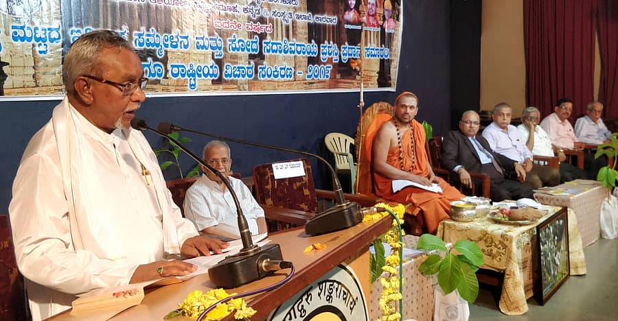 ಶಿರಸಿ ತಾಲ್ಲೂಕಿನ ಸೋಂದಾ ಸ್ವರ್ಣವಲ್ಲಿ ಮಠದಲ್ಲಿ ಆಯೋಜಿಸಿದ್ದ ಇತಿಹಾಸ ಸಮ್ಮೇಳನದಲ್ಲಿ ಇತಿಹಾಸಕಾರ ಡಾ.ಎಚ್.ಎಸ್.ಗೋಪಾಲರಾವ್ ಮಾತನಾಡಿದರು