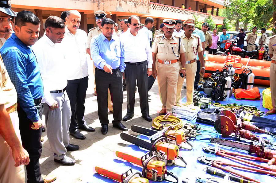 ಮಂಗಳೂರಿನ ಜಿಲ್ಲಾಧಿಕಾರಿ ಕಚೇರಿ ಆವರಣದಲ್ಲಿ ಮುಂಗಾರಿನ ಸಿದ್ಧತೆಯನ್ನು ಕಂದಾಯ ಇಲಾಖೆ ಪ್ರಧಾನ ಕಾರ್ಯದರ್ಶಿ ರಾಜ್‌ಕುಮಾರ್ ಖತ್ರಿ, ಗೃಹ ಕಾರ್ಯದರ್ಶಿ ಉಮೇಶ್‌ಕುಮಾರ್ ಸೇರಿದಂತೆ ಅಧಿಕಾರಿಗಳು ಪರಿಶೀಲಿಸಿದರು.