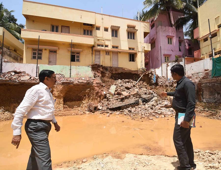 ಧಾರವಾಡದ ವಿದ್ಯಾಗಿರಿಯಲ್ಲಿ ಕಟ್ಟಡ ನಿರ್ಮಾಣದ ಸಂದರ್ಭದಲ್ಲಿ ಕಾಂಪೌಂಡ್‌, ತಡೆಗೋಡೆ ಕುಸಿದ ಕಟ್ಟಡವನ್ನು ಪರಿಶೀಲಿಸುತ್ತಿರುವ ವಿ.ಎಂ. ಸಾಲಿಮಠ ಮತ್ತು ಎಂಜಿನಿಯರ್ ವೀರೇಶಕುಮಾರ
