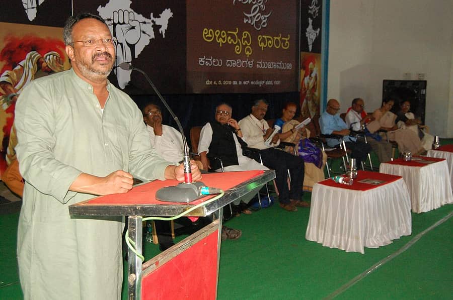 ಗದುಗಿನಲ್ಲಿ ಶನಿವಾರ ನಡೆದ 6ನೇ ಮೇ ಸಾಹಿತ್ಯ ಸಮ್ಮೇಳನದಲ್ಲಿ ಮ್ಯಾಗ್ಸೆಸೆ ಪ್ರಶಸ್ತಿ ಪುರಸ್ಕೃತ ಬೆಜವಾಡ ವಿಲ್ಸನ್ ಮಾತನಾಡಿದರು. ಮಹಾರಾಷ್ಟ್ರ ಸಾಹಿತ್ಯ ಪರಿಷತ್ ಅಧ್ಯಕ್ಷ ರಾವ್ಸಾಹೇಬ್ ಕಸಬೆ,ಹಿರಿಯ ಪತ್ರಕರ್ತ ದಿನೇಶ ಅಮಿನ್ ಮಟ್ಟು,ಮೀನಾಕ್ಷಿ ಬಾಳಿ ಇದ್ದಾರೆ