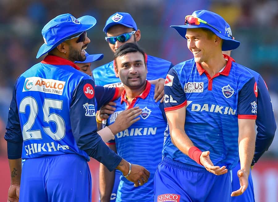 ಡೆಲ್ಲಿ ಕ್ಯಾಪಿಟಲ್ಸ್ ತಂಡದ ಅಮಿತ್ ಮಿಶ್ರಾ (ಮಧ್ಯ) ಅವರನ್ನು ಸಹ ಆಟಗಾರರು ಅಭಿನಂದಿಸಿದರು –ಪಿಟಿಐ ಚಿತ್ರ