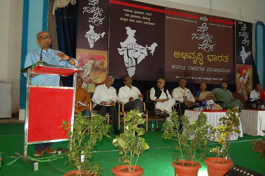 ಗದುಗಿನಲ್ಲಿ ಶನಿವಾರ ನಡೆದ 6ನೇ ಮೇ ಸಾಹಿತ್ಯ ಸಮ್ಮೇಳನದಲ್ಲಿ ಹಿರಿಯ ಪತ್ರಕರ್ತ ದಿನೇಶ ಅಮಿನ್ ಮಟ್ಟು ಮಾತನಾಡಿದರು.ಮಹಾರಾಷ್ಟ್ರ ಸಾಹಿತ್ಯ ಪರಿಷತ್ ಅಧ್ಯಕ್ಷ ರಾವ್ಸಾಹೇಬ್ ಕಸಬೆ, ರಂಜಾನ್ ದರ್ಗಾ, ಮೀನಾಕ್ಷಿ ಬಾಳಿ,ಮ್ಯಾಗ್ಸೆಸೆ ಪ್ರಶಸ್ತಿ ಪುರಸ್ಕೃತ ಬೆಜವಾಡ ವಿಲ್ಸನ್ ಇದ್ದಾರೆ