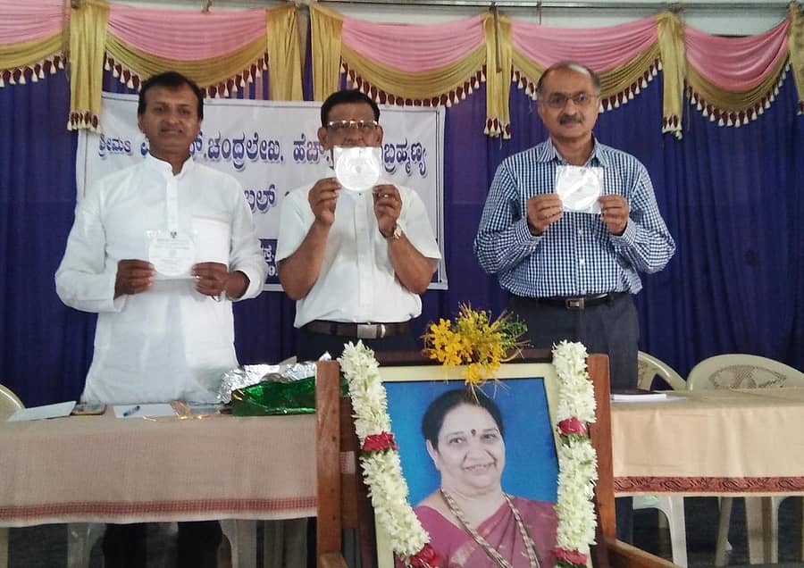 ಹಾಸನದಲ್ಲಿ ಏರ್ಪಡಿಸಿದ್ದ ಕಾರ್ಯಕ್ರಮದಲ್ಲಿ ಡಿವಿಜಿ ಅವರ ಬದುಕು ಹೀಗೇನೆ ಸಿಡಿಯನ್ನು ಎಂಸಿಎಫ್ ಹಿರಿಯ ನೌಕರ ಅಶೋಕ್ ಕುಮಾರ್ ಬಿಡುಗಡೆ ಮಾಡಿದರು.