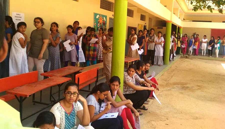 ನೀಟ್‌ ಪರೀಕ್ಷೆ ಬರೆಯಲು ಬಂದ ವಿದ್ಯಾರ್ಥಿಗಳು