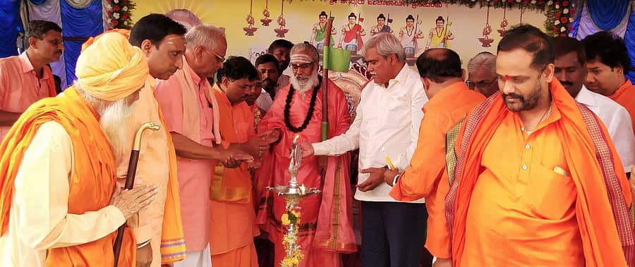 ಶಹಾಪುರ ಚರಬಸವೇಶ್ವರ ಶಿಕ್ಷಣ ಸಂಸ್ಥೆಯ ಆವರಣದಲ್ಲಿ ಭಾನುವಾರ ಧರ್ಮ ಸಂಸ್ಕಾರ ಜನ ಜಾಗೃತಿ ಸಮಾರಂಭವನ್ನು ಶಾಸಕ ಶರಣಬಸಪ್ಪ ದರ್ಶನಾಪುರ ಉದ್ಘಾಟಿಸಿದರು. ಬಾಳೆಹೊನ್ನೂರ ರಂಭಾಪುರಿ ಮಠದ ಪ್ರಸನ್ನ ರೇಣುಕ ವೀರಸೋಮೇಶ್ವರ ಶಿವಾಚಾರ್ಯ ಸ್ವಾಮೀಜಿ ಇದ್ದರು