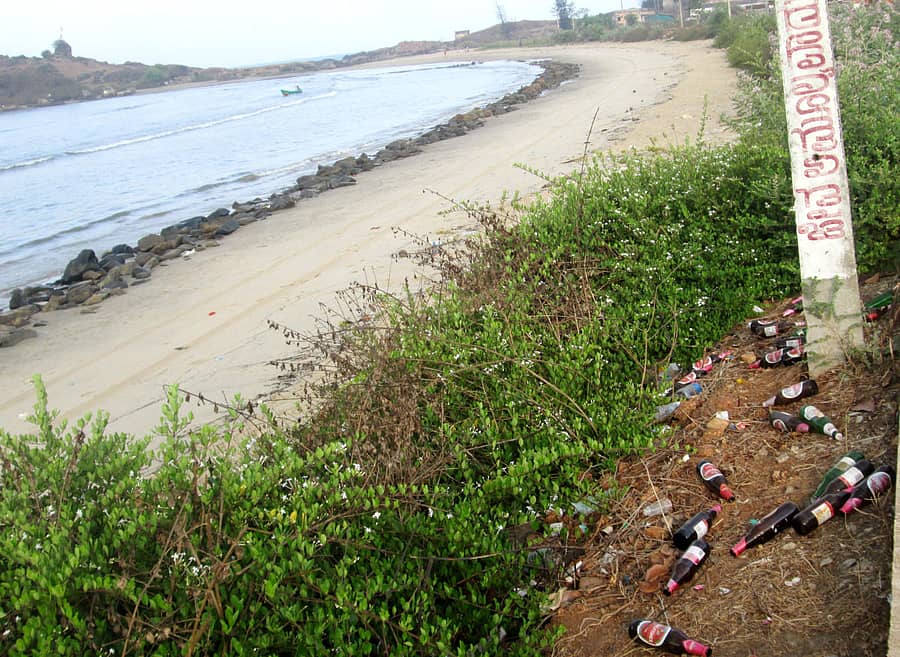 ಕುಮಟಾದ ವನ್ನಳ್ಳಿ ಕಡಲತೀರದಲ್ಲಿ ರಾಶಿಯಾಗಿ ಬಿದ್ದಿರುವ ಬಿಯರ್ ಬಾಟಲಿಗಳು.