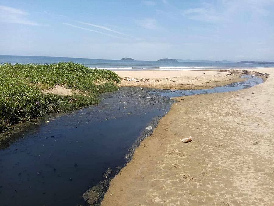 ಕಾರವಾರದ ರವೀಂದ್ರನಾಥ ಟ್ಯಾಗೋರ್ ಕಡಲತೀರಕ್ಕೆ ಕೋಣೆನಾಲಾದ ಕೊಳಚೆ ನೀರು ಸೇರುತ್ತಿರುವುದು