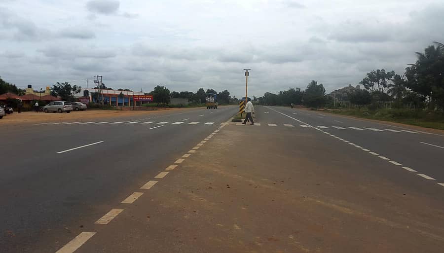 ವಿಜಯಪುರ ಹೋಬಳಿ ವೆಂಕಟಗಿರಿಕೋಟೆ ಬಳಿ ರಾಷ್ಟ್ರೀಯ ಹೆದ್ದಾರಿಯಲ್ಲಿ ತಡೆಯಿಲ್ಲದೆ ಇರುವ ರಸ್ತೆ