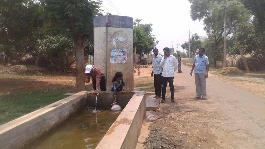 ಕುಣಿಗಲ್ ತಾಲ್ಲೂಕಿನ ನಾಗಸಂದ್ರ ಗ್ರಾಮದಲ್ಲಿ ಜಾನುವಾರು ತೊಟ್ಟಿಯಲ್ಲಿ ಸಂಗ್ರಹವಾಗಿರುವ ನೀರಿನ ರುಚಿ ನೋಡಿದ ತಹಶೀಲ್ದಾರ್ ವಿಶ್ವನಾಥ್