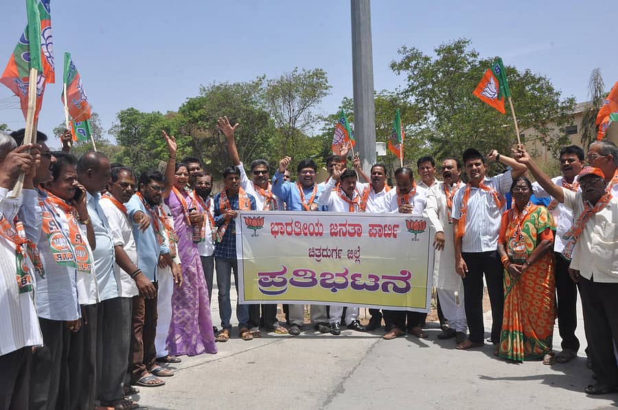 ಚಿತ್ರದುರ್ಗದ ಒನಕೆ ಓಬವ್ವ ವೃತ್ತದಲ್ಲಿ ಬಿಜೆಪಿ ಮುಖಂಡರು ಸೋಮವಾರ ಪ್ರತಿಭಟನೆ ನಡೆಸಿದರು